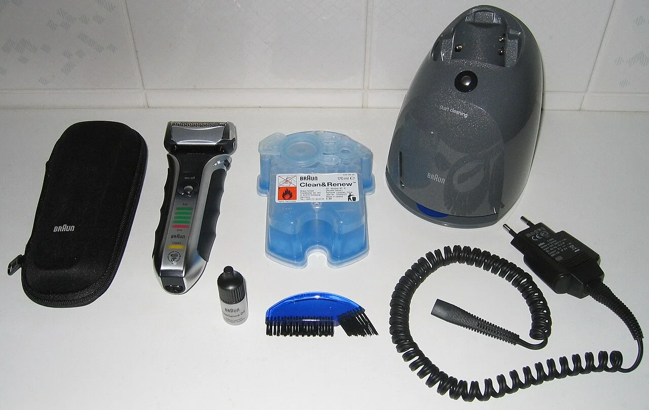 Braun 590cc with cleaning cartridge, station, brush, oil, case and power adapter
