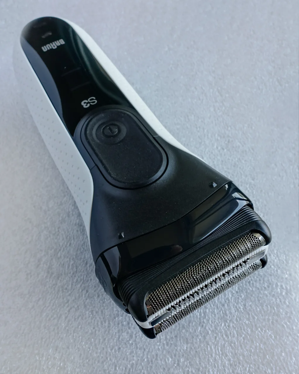Braun S3 foil shaver with its head attached