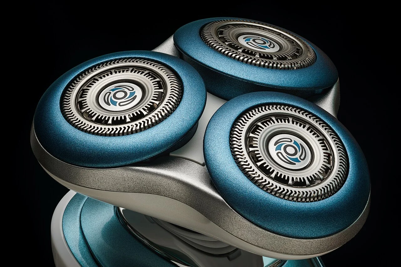 Close-up of the three circular heads on a Philips S7370/12