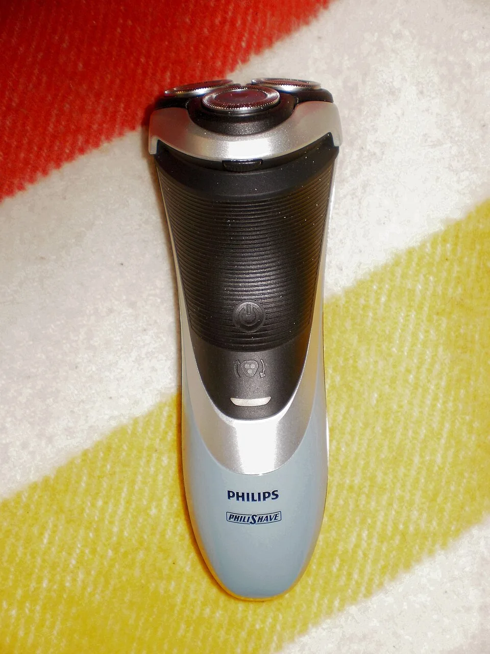 Philishave S3552 rotary shaver viewed from the front