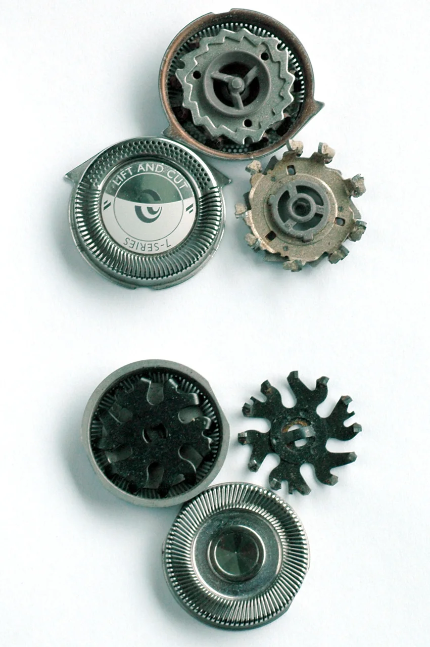 Separated cutters and guards from Philishave 662 and HP 1208 heads